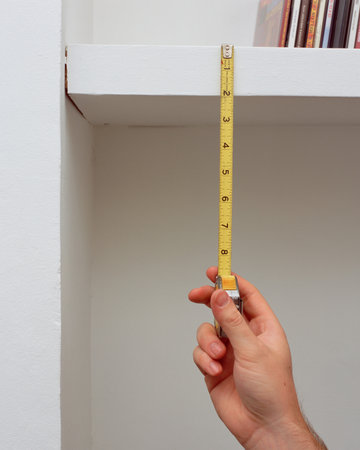 Measuring shelf heightのeditorial素材
