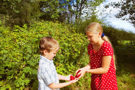 Young girl and young boy outdoorsの写真素材