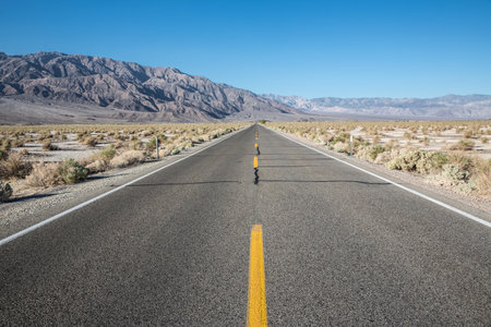 Empty Road, Death Valley, California, Usaの写真素材