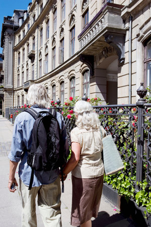 Couple walking away from cameraの写真素材
