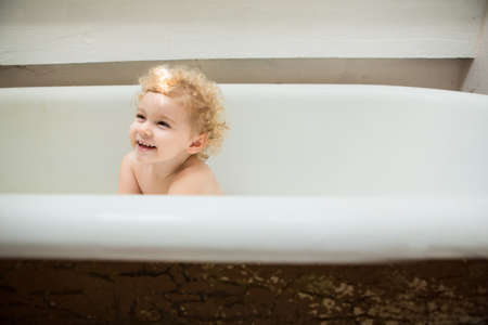 Toddler inside bathtubの写真素材
