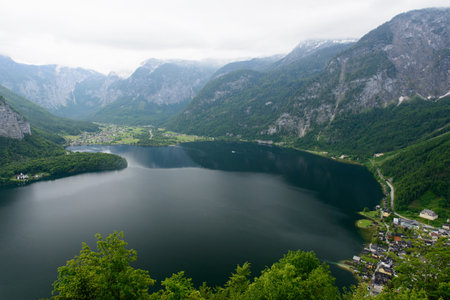 Hallstatter See (Lake Hallstatt), Hallstatt, Salzkammergut, Austriaの写真素材