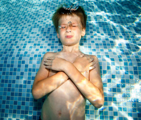 Boy underwater in swimming poolの写真素材