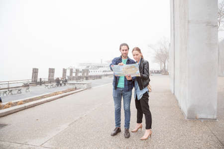 Couple map-reading, New York, USAの写真素材