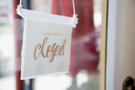 Closed signage on door in vintage shopの写真素材