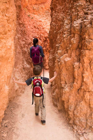 Mother and son, hiking the Queens Garden/Navajo Canyon Loop in Bryce Canyon National Park, Utah, USAの写真素材