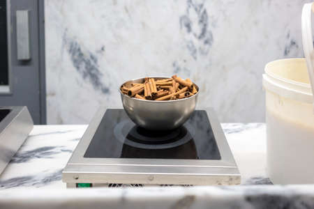 Cinnamon pot on electronic scale atÃshopの写真素材