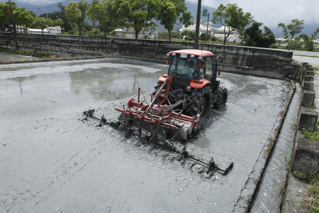 Farmers use tractorのeditorial素材