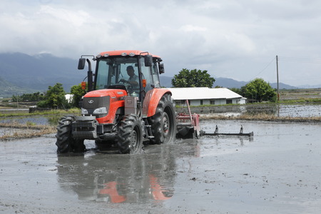 Farmers use tractorのeditorial素材