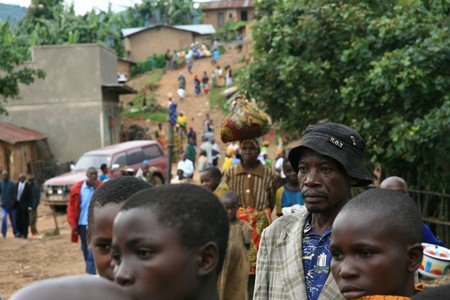 DR CONGO - NOV 2ND : Refugees cross from DR Congo into Uganda at the border village of Busanza in Kisoro district on 2nd November 2008のeditorial素材