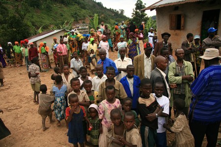 DR CONGO - NOV 2ND : Refugees cross from DR Congo into Uganda at the border village of Busanza in Kisoro district on 2nd November 2008のeditorial素材