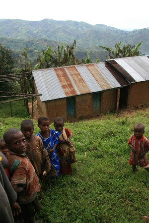 DR CONGO - NOV 2ND : Refugees cross from DR Congo into Uganda at the border village of Busanza in Kisoro district on 2nd November 2008のeditorial素材