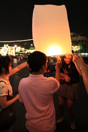 BANGKOK - DEC 5: Burning Lantern at the King's Birthday Celebration - Bangkok, Thailand 5th December 2010)のeditorial素材