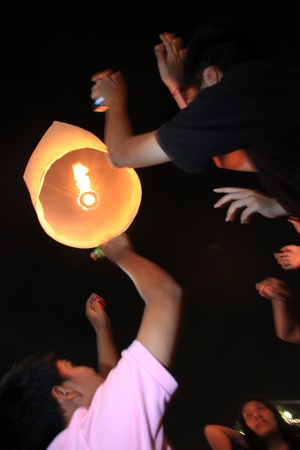 BANGKOK - DEC 5: Burning Lantern at the King's Birthday Celebration - Bangkok, Thailand 5th December 2010)のeditorial素材