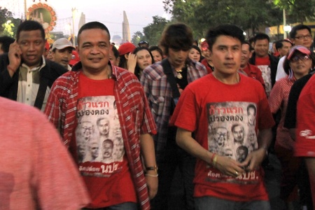 BANGKOK - DEC 10: Jatuporn Prompun - MP, Politician and Red Shirts Leader, greets at least 10,000 anti-government protesters return to the streets of Bangkok's at Democracy Monument to make themselves heard on December 10, 2010 in Bangkok 
のeditorial素材