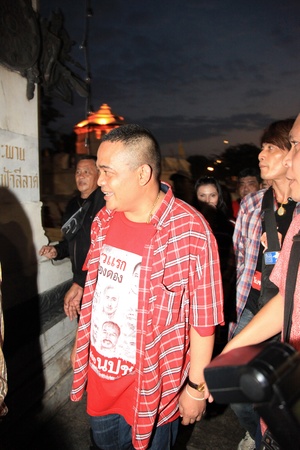 BANGKOK - DEC 10: Jatuporn Prompun - MP, Politician and Red Shirts Leader, greets at least 10,000 anti-government protesters return to the streets of Bangkok's at Democracy Monument to make themselves heard on December 10, 2010 in Bangkok 
のeditorial素材