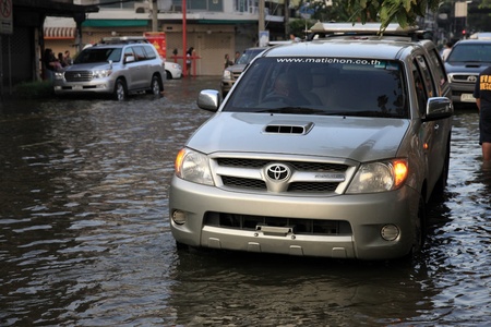 BANGKOK, THAILAND - NOVEMBER 17 : Flooding in Samsen Road after the heaviest rains in 20 years in Thailand on Nov 17, 2011 in Bangkok, Thailandのeditorial素材