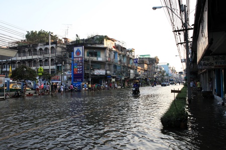 BANGKOK, THAILAND - NOVEMBER 17 : Flooding in Samsen Road after the heaviest rains in 20 years in Thailand on Nov 17, 2011 in Bangkok, Thailandのeditorial素材