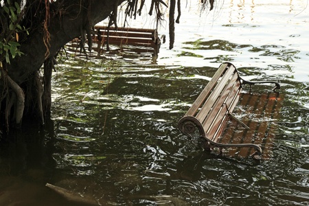 BANGKOK, THAILAND - NOVEMBER 17 : Flooding at Phra Athit after the heaviest rains in 20 years in Thailand on Nov 17, 2011 in Bangkok, Thailandのeditorial素材