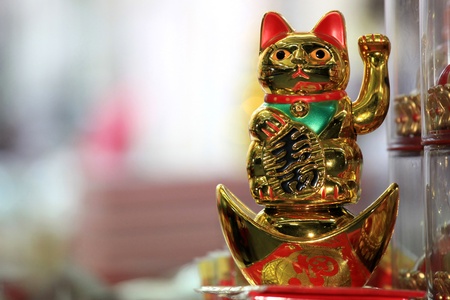 BANGKOK - JANUARY 23 : Chinese New Year 2012 - Waving Gold Cat in Chinatown, Bangkok, Thailandのeditorial素材