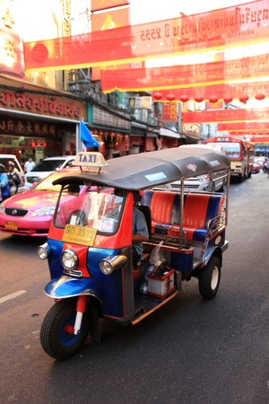 BANGKOK - JANUARY 23 : Chinese New Year 2012 - Tuk tuk's go past in Chinatown, Bangkok, Thailandのeditorial素材