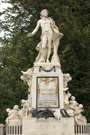 VIENNA - SEPT 26: Iconic Statue of Wolfgang Amadeus Mozart at Volkstheatre on September 26, 2012, in Vienna, Austria.のeditorial素材