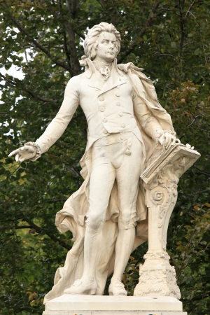 VIENNA - SEPT 26: Iconic Statue of Wolfgang Amadeus Mozart at Volkstheatre on September 26, 2012, in Vienna, Austria.のeditorial素材