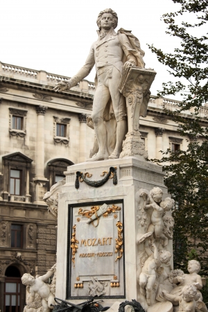VIENNA - SEPT 26: Iconic Statue of Wolfgang Amadeus Mozart at Volkstheatre on September 26, 2012, in Vienna, Austria.のeditorial素材
