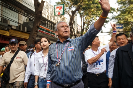 BANGKOK - JANUARY 9 2014  Suthep, leader of the anti government protests marches through the city near Democracy Monument in Bangkok, Thailandのeditorial素材