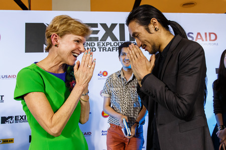 BANGKOK - FEBRUARY 19 2014: Toon (Athiwara Khongmalai) - Lead Singer of Bodyslam with Krisie Kenney (US Ambassador) at MTV Exit Press Conference held in Central World Plaza Bangkok for upcoming charity concert in Udon Thai, Thailandのeditorial素材