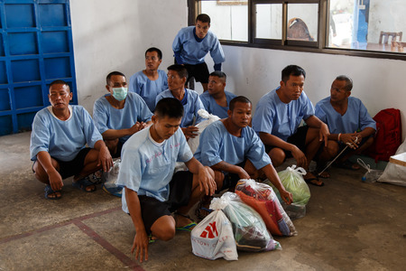 THAILAND - FEBUARY 12 2014: New Thai prisoners / inmates arrive at Khlong Phai Prison, Thailandのeditorial素材