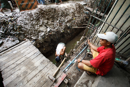 YANGON, MYANMAR - JUNE 12 2015: Developing new infrastructure on one of the hottest recorded days before monsoon season in Yangon, Myanmar.のeditorial素材