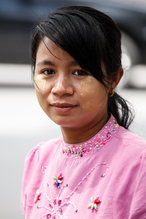 YANGON, MYANMAR - JUNE 12 2015: Lady street vendor on one of the hottest recorded days before monsoon season in Yangon, Myanmar.のeditorial素材