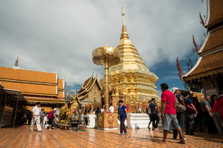 CHIN STATE, THAILAND - OCTOBER 15 2016: Thai people at Doi Suthep, mourn the death of their King - Bhumibol Adulyadej (the longest reigning monarch in the world), Chiang Mai, Thailandのeditorial素材