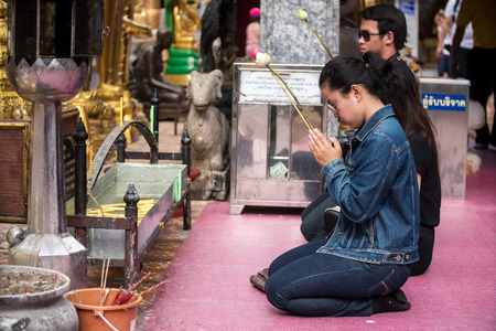 CHIN STATE, THAILAND - OCTOBER 15 2016: Thai people at Doi Suthep, mourn the death of their King - Bhumibol Adulyadej (the longest reigning monarch in the world), Chiang Mai, Thailandのeditorial素材