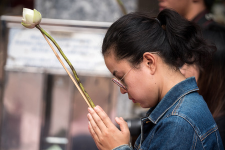 CHIN STATE, THAILAND - OCTOBER 15 2016: Thai people at Doi Suthep, mourn the death of their King - Bhumibol Adulyadej (the longest reigning monarch in the world), Chiang Mai, Thailandのeditorial素材