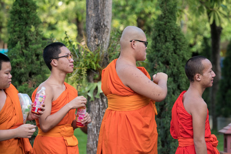 CHIN STATE, THAILAND - OCTOBER 15 2016: Young buddhist monks mourn the death of their King - Bhumibol Adulyadej (the longest reigning monarch in the world), Chiang Mai, Thailandのeditorial素材