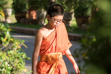 CHIN STATE, THAILAND - OCTOBER 15 2016: Young buddhist monks mourn the death of their King - Bhumibol Adulyadej (the longest reigning monarch in the world), Chiang Mai, Thailandのeditorial素材