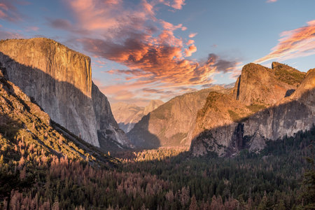 Scenic sunset over Yosemite Valley from Tunnel view pointの写真素材