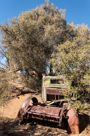 Old antique car wrecks from the old gold rush time in Joshua Tree National Park, USAの写真素材