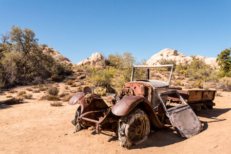 Old antique car wrecks from the old gold rush time in Joshua Tree National Park, USAの写真素材