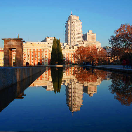 image refflecting buildings over the water in a park of Madridのeditorial素材
