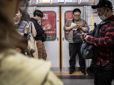 Tokyo, Japan - 10.11.19: People waiting on a busy commuter trainのeditorial素材