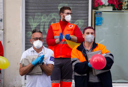 CoruÃ±a-Spain.Healthcare workers wearing facemasks facing coronavirus crisis applaud on May 10,2020のeditorial素材