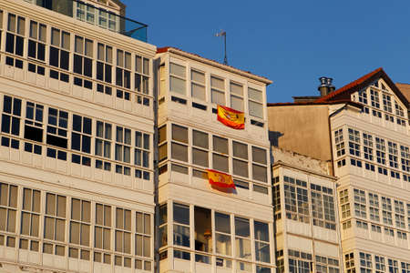 white wooden windows with flags of Spain with black clips in honor of those who died from the covid-19 pandemic in Spainのeditorial素材