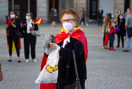 CoruÃ±a-Spain.Spanish protester with face mask protesting touching a saucepan against the management of the government of Spain during the covid-19 pandemic May 19, 2020のeditorial素材
