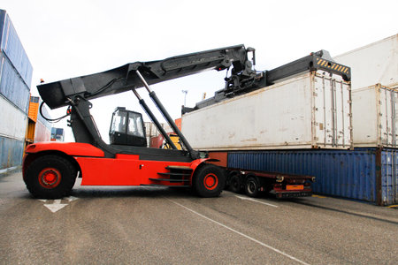 Loading and unloading of containers in the port