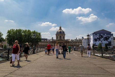 PARIS, FRANCE - JULY 07 2018: Tourists crossing Pont des Arts bridge in the summer on July 07,2018 in Paris, Franceのeditorial素材