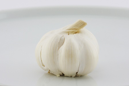 garlic on white plateの写真素材
