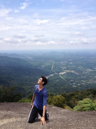 Young man climbing mountainの素材